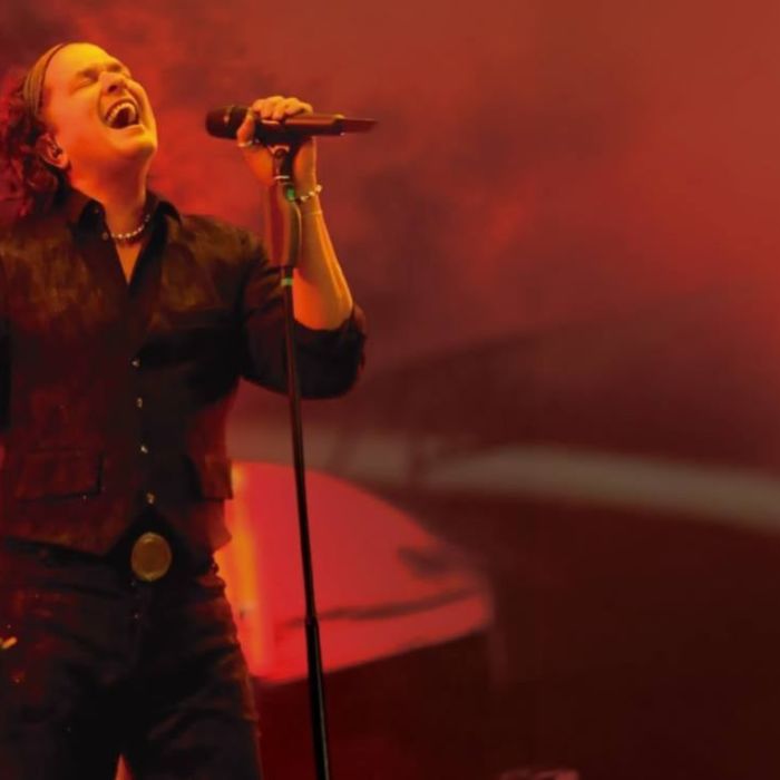 Carlos Vives retoma el romanticismo con ‘Te Dedico’ y un videoclip protagonizado por su hijo