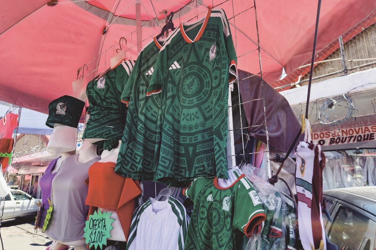impi-y-fuerzas-federales-aseguran-mas-de-60-toneladas-de-mercancia-pirata-en-tepito