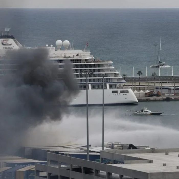Incendio en el Puerto de Barcelona afecta contenedores en el Moll de Ponent; no hay heridos