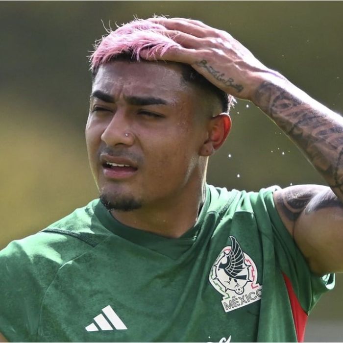 Julián Araujo sufre distensión de cuádriceps y su presencia en el Mundial queda en duda