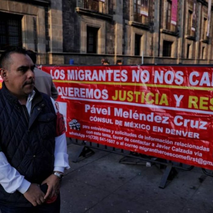 Migrantes protestan en Palacio Nacional y exigen remoción del cónsul de México en Denver