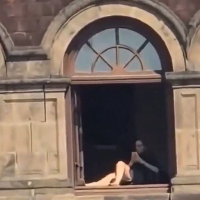 Polémica por video de mujer asoleándose en Palacio Nacional: Infodemia advirtió uso de IA y fact‑checkers cuestionaron esa conclusión