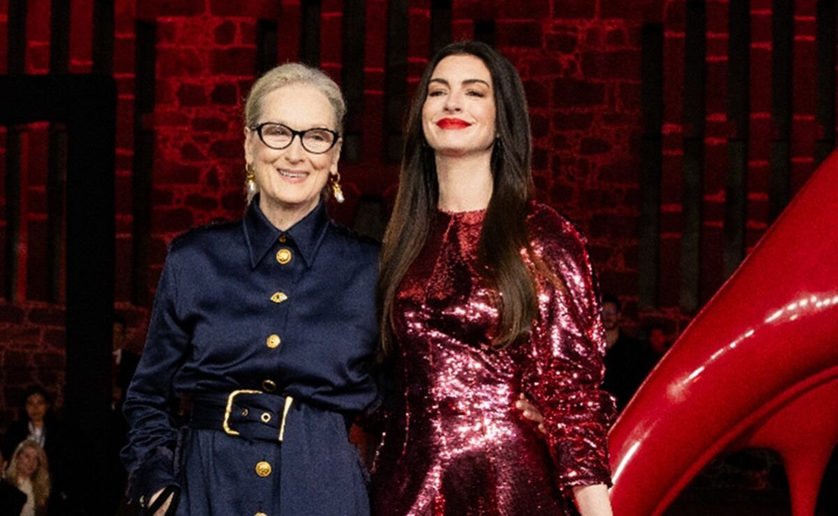 anne-hathaway-y-meryl-streep-bailan-cumbia-de-los-angeles-azules-durante-su-visita-a-la-cdmx