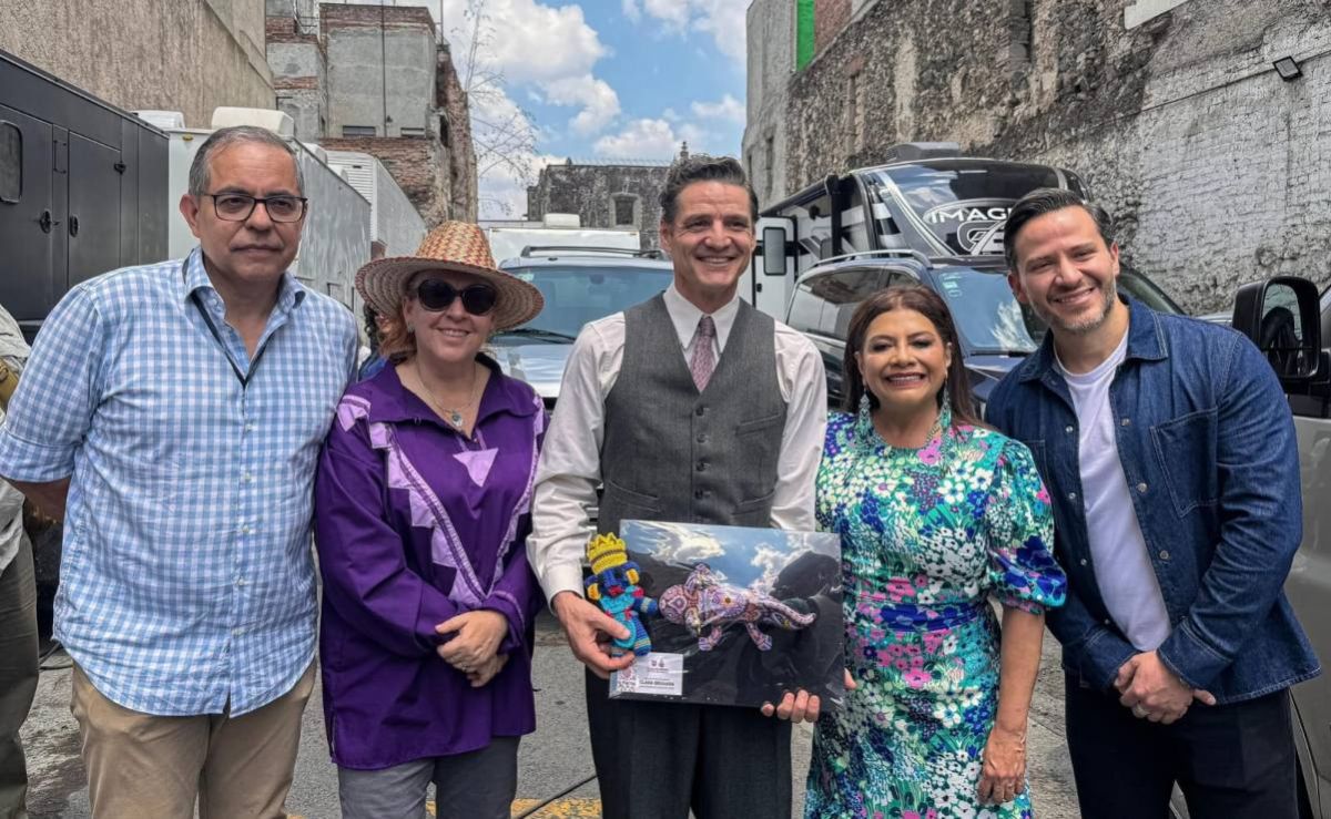 clara-brugada-visita-a-pedro-pascal-en-la-cdmx-y-lo-felicita-por-su-51-o-cumpleanos
