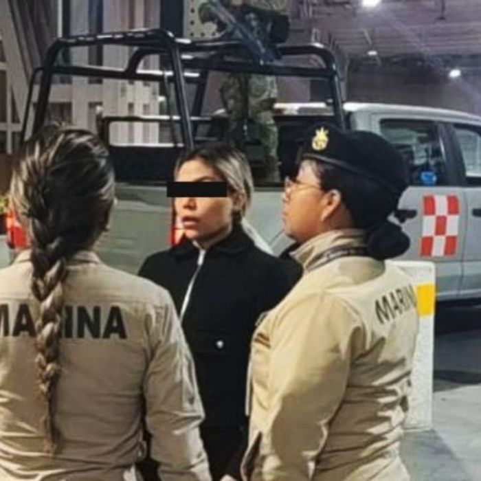 Detienen en el AICM a mujer colombiana con 14 frascos de posible cocaína ocultos en maquillaje