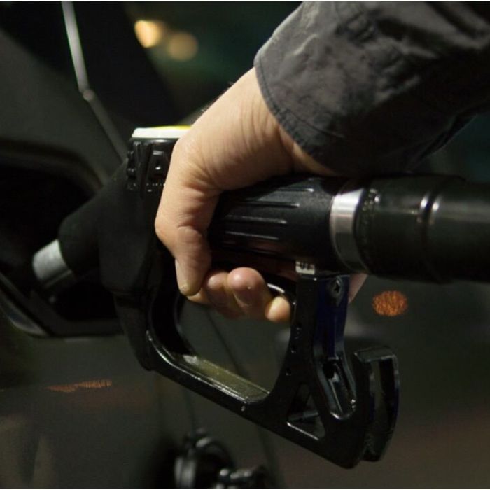 Gobierno y gasolineros acuerdan tope temporal de 28.30 pesos al litro de diésel