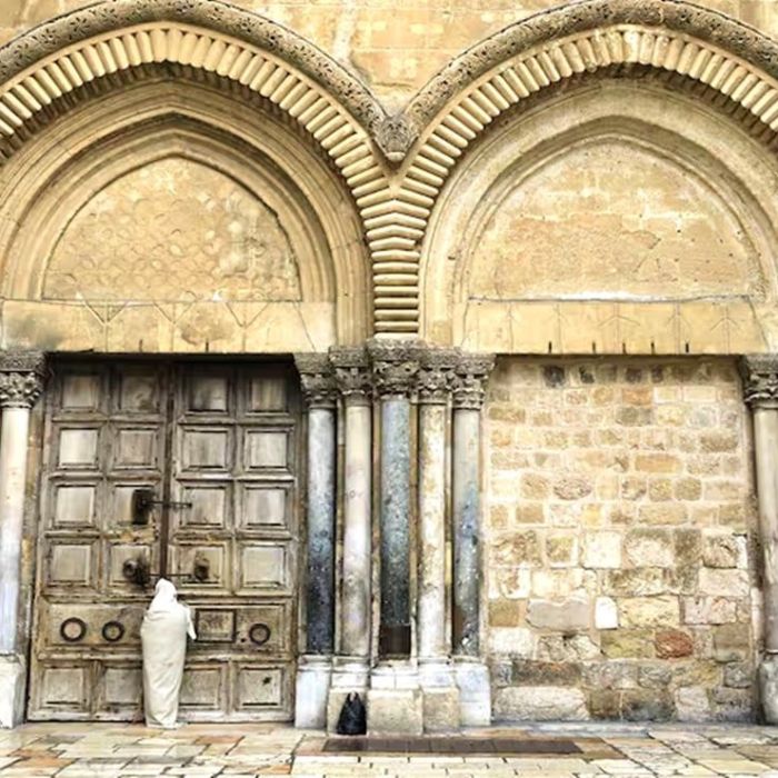 Israel autoriza oraciones limitadas en el Santo Sepulcro tras hallar fragmentos de un misil iraní