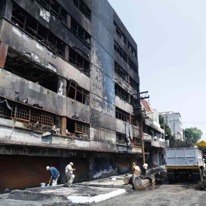 Locatarios concluyen labores de limpieza tras incendio en inmediaciones del Mercado de Sonora