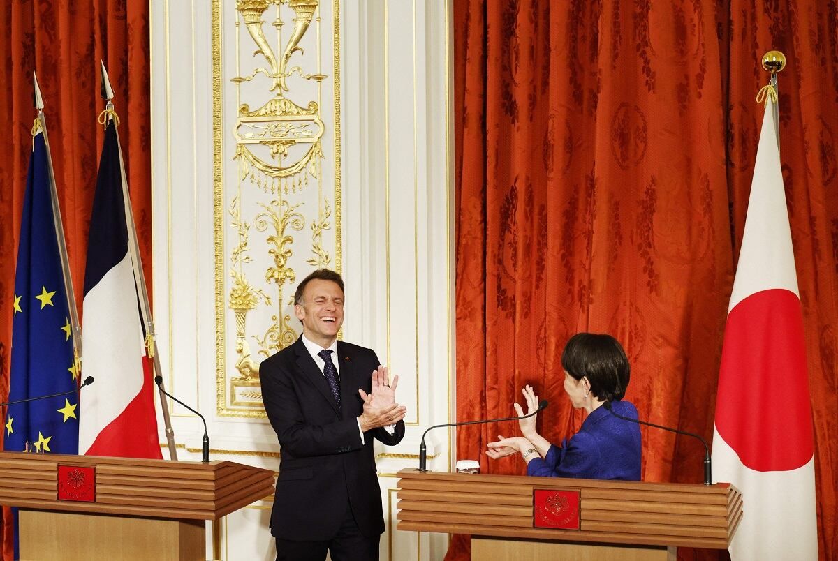 macron-y-la-primera-ministra-de-japon-reproducen-el-gesto-kamehameha-en-tokio