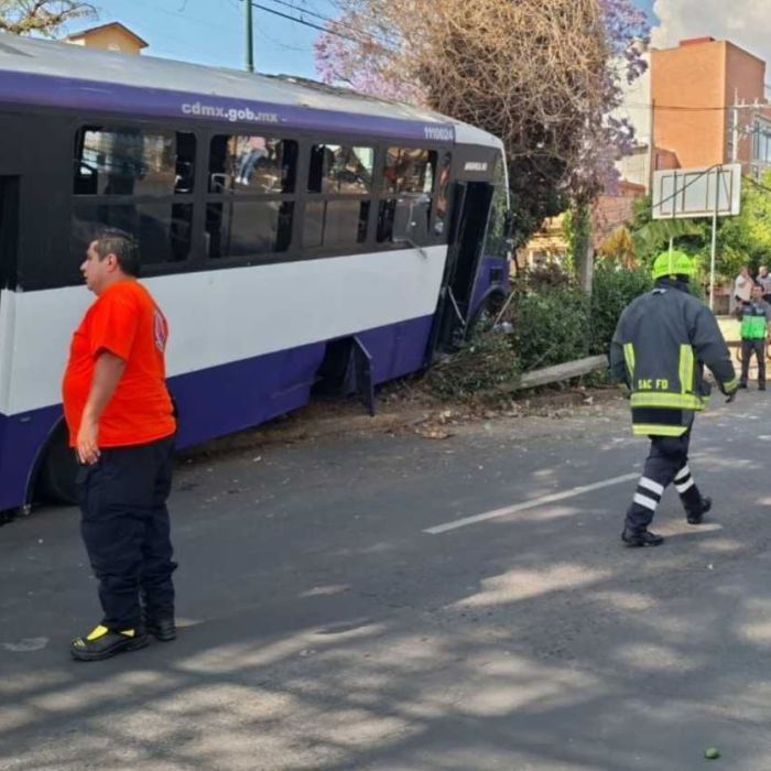 Microbús de la Ruta 111 choca contra una vivienda en Álvaro Obregón y deja 12 lesionados