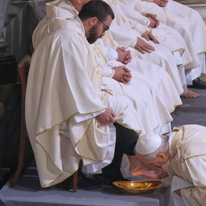 Papa León XIV restablece el lavatorio de pies a sacerdotes en San Juan de Letrán en Jueves Santo
