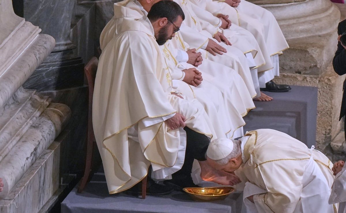 papa-leon-xiv-restablece-el-lavatorio-de-pies-a-sacerdotes-en-san-juan-de-letran-en-jueves-santo