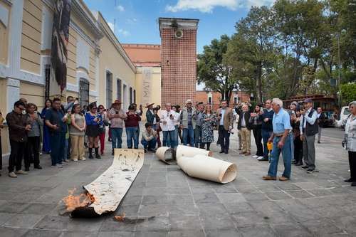 Pintor tlaxcalteca quema una obra en protesta por la falta de apoyos culturales