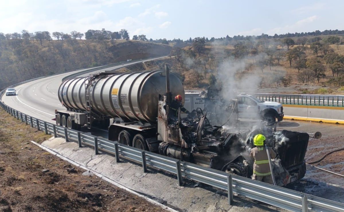tractocamion-tipo-pipa-se-incendia-en-la-mexico-puebla-cierran-la-vialidad-en-ixtapaluca