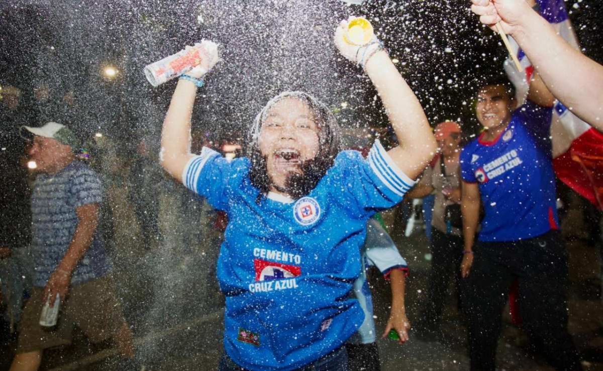 aficionados-del-cruz-azul-llenan-el-angel-de-la-independencia-tras-conquistar-el-clausura-2026