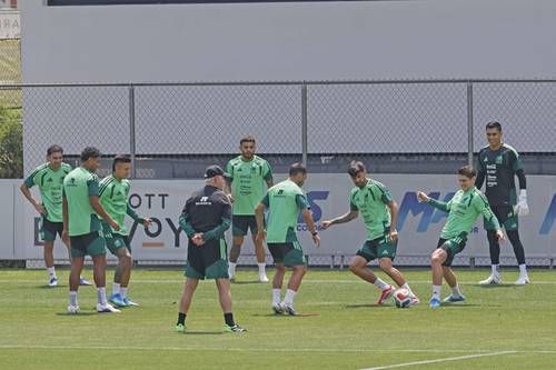 Álvaro Fidalgo y Julián Quiñones se integran al Tri en el CAR rumbo al Mundial 2026