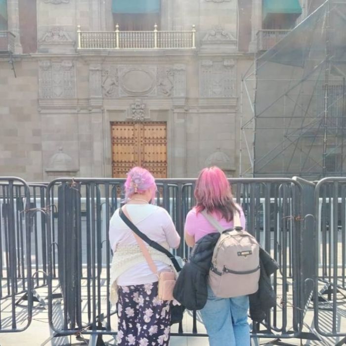 Armys llegan a Palacio Nacional por visita de BTS