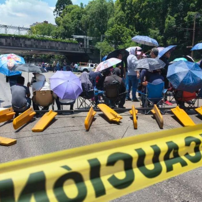 CNTE bloquea Circuito Interior y paraliza la circulación a la altura de Paseo de la Reforma