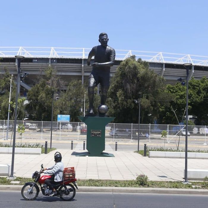 Instalan ‘La Canarinha’, escultura monumental de Pelé frente al Estadio Jalisco