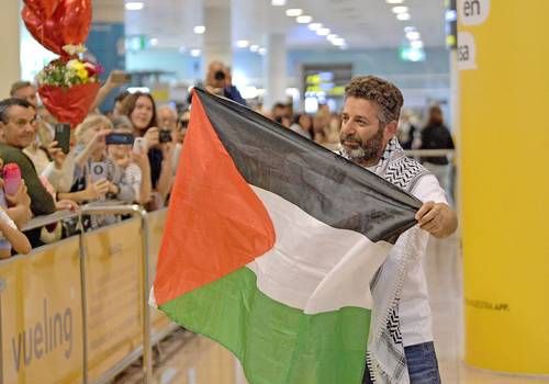 Israel deporta a dos activistas de la Flotilla Global Sumud, entre ellos a Saif Abukeshek