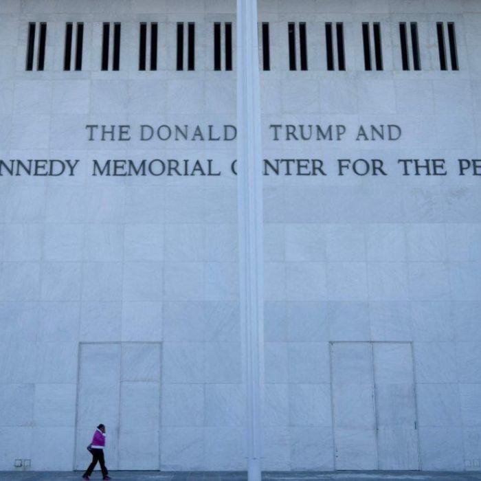 Juez ordena retirar el nombre de Trump del Kennedy Center y bloquea su cierre