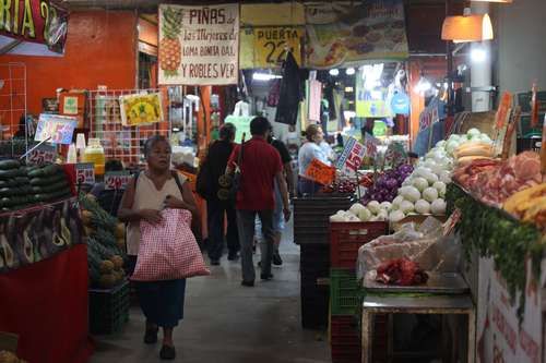 Leve mejoría en la confianza del consumidor en abril, pero sigue el pesimismo anual