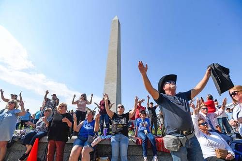 Miles se reúnen en el National Mall para ‘Rededicate 250’, maratón de oración por el 250.º aniversario de EU