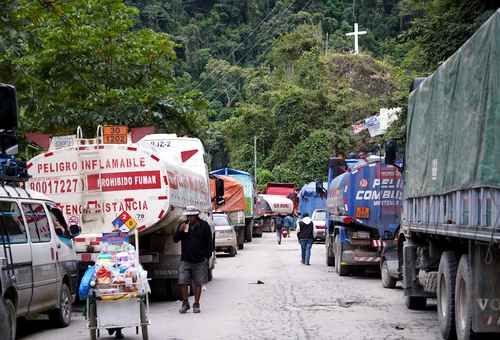Movilizaciones y bloqueos paralizan regiones de Bolivia; gobierno denuncia ‘proceso conspirativo’