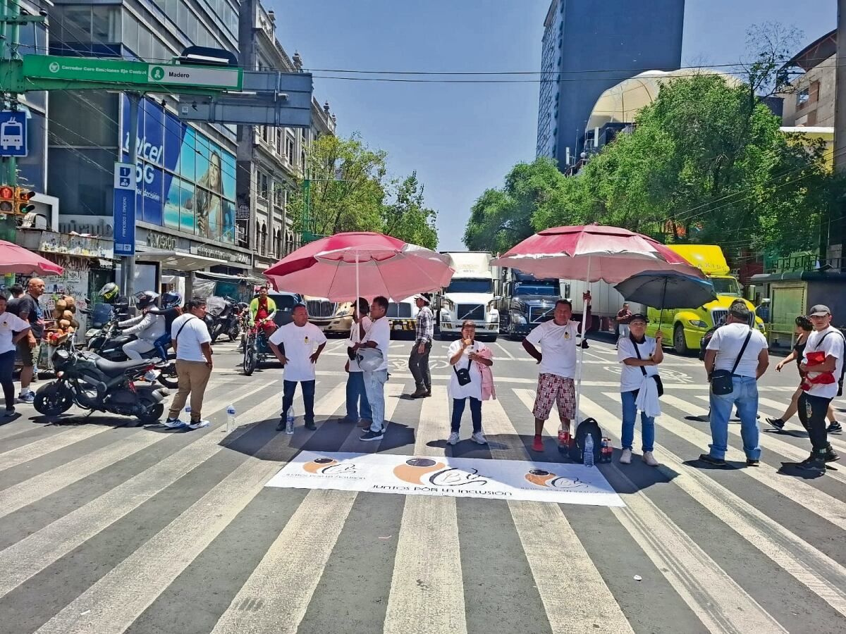 personas-con-baja-vision-bloquean-eje-central-y-av-juarez-en-el-centro-exigen-espacios-de-venta