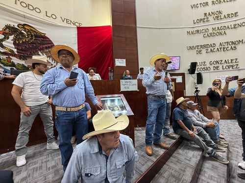 Productores de frijol irrumpen en el Congreso de Zacatecas y exigen auditoría a centros de acopio