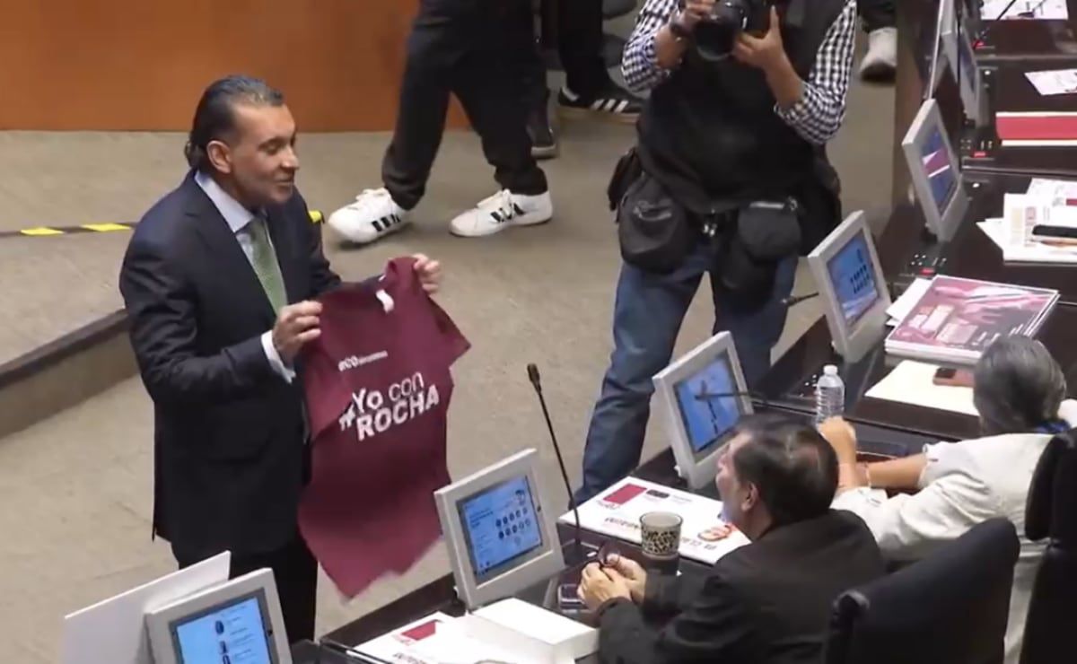 senador-del-pvem-arroja-playera-yo-con-rocha-a-fernandez-norona-en-el-senado
