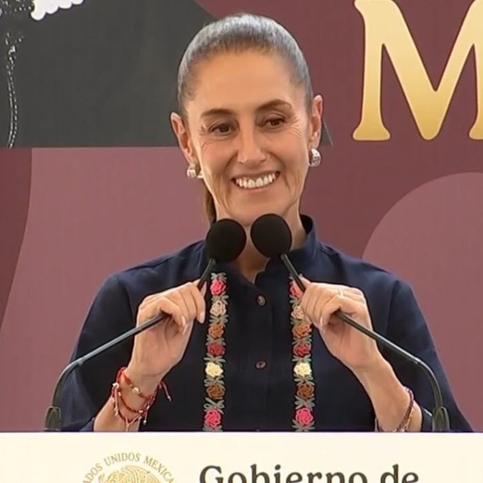 Sheinbaum asegura que “el dinero se maneja de manera honesta” al entregar tarjetas de la Beca Rita Cetina en Edomex