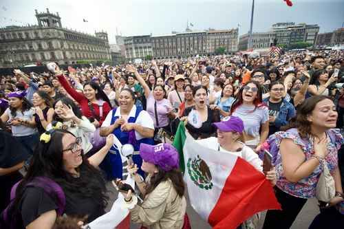 Sheinbaum recibe a BTS en Palacio Nacional; la banda saludó a miles de fans desde un balcón