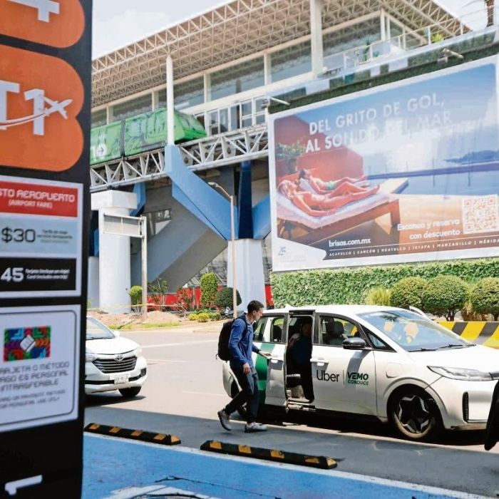Taxis por aplicación siguen operando en el AICM pese a operativo y obras