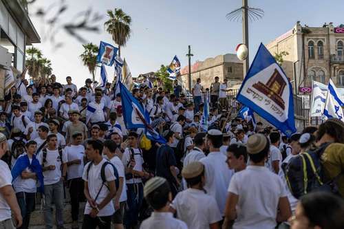 Ultranacionalistas gritan ‘muerte a los árabes’ en la marcha del Día de Jerusalén; Ben‑Gvir iza bandera en Al‑Aqsa
