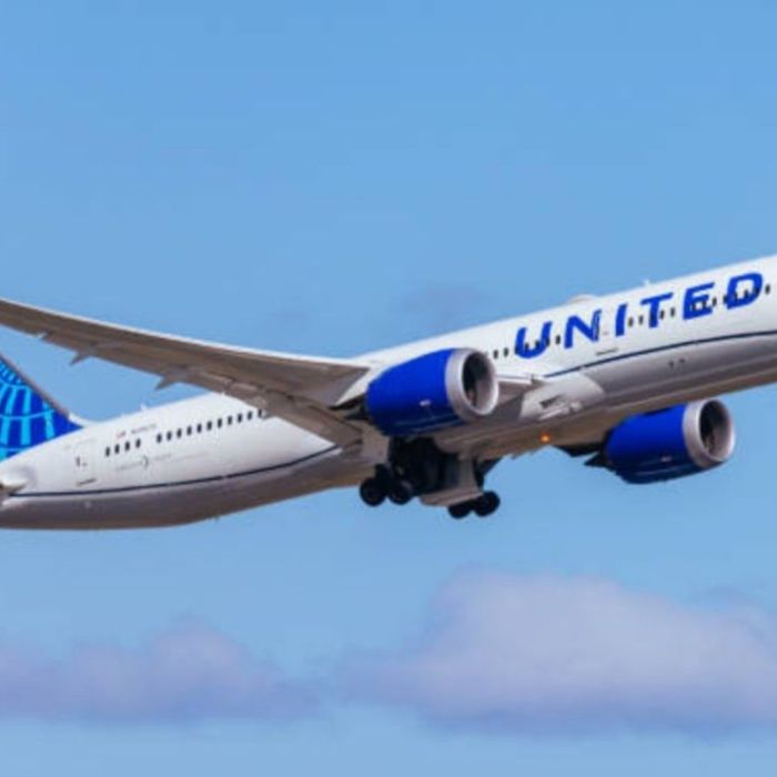 United regresa a Newark por alerta de dispositivo Bluetooth