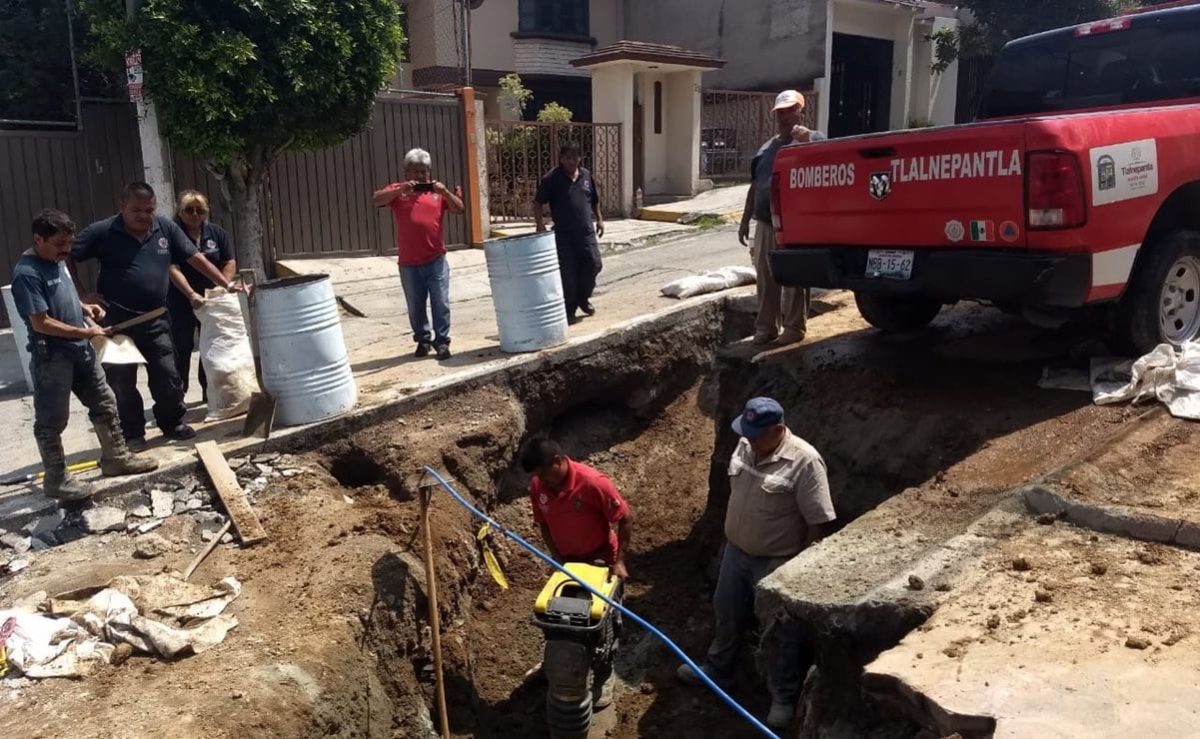 fuga-de-drenaje-causa-socavon-y-cierre-vial-en-viveros-del-valle-tlalnepantla