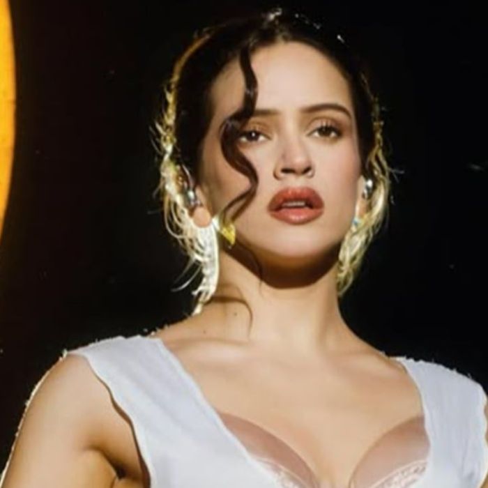 Rosalía aparece en Nueva York con una playera que dice “I Love My Girlfriend” tras ser vinculada con Loli Bahía