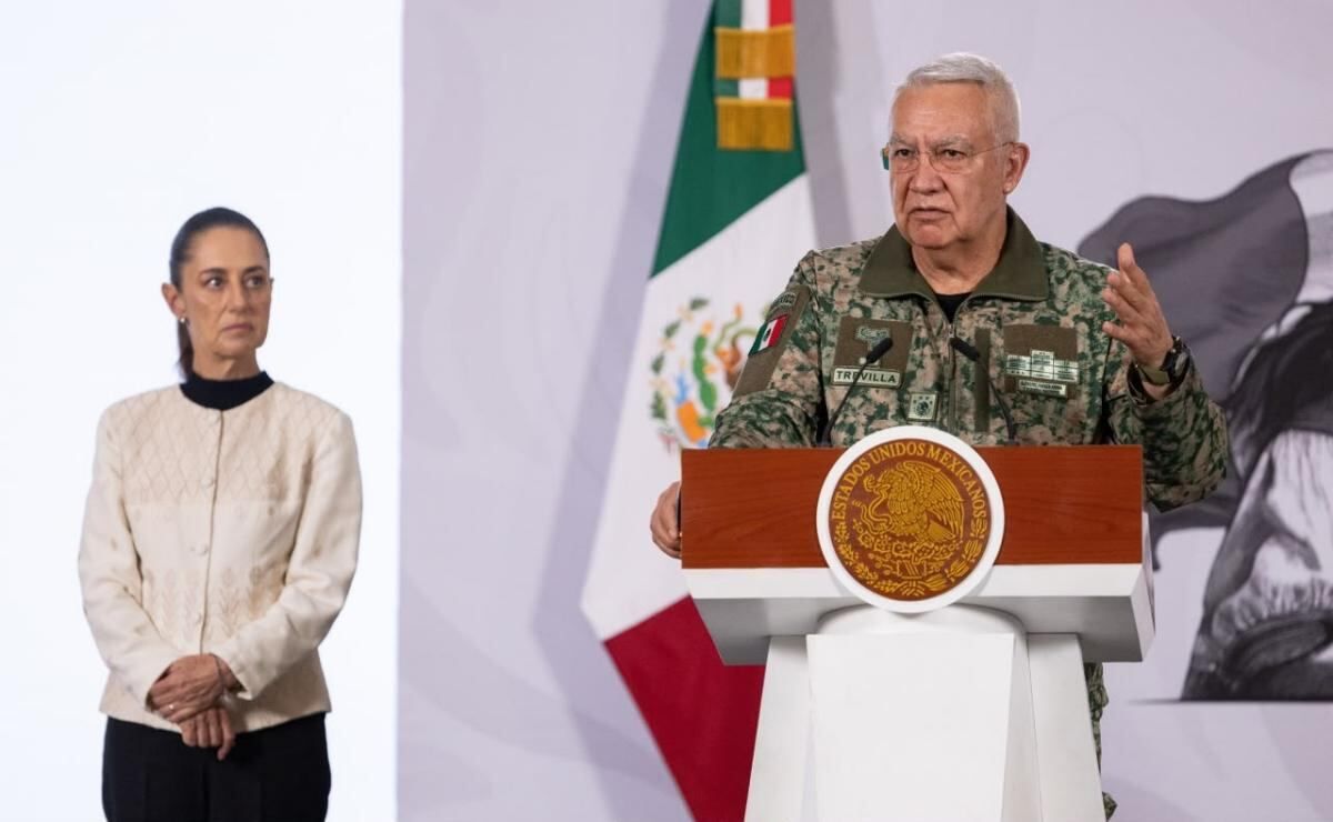 Defensa niega relación con escuelas militarizadas y prohíbe uso de uniformes similares