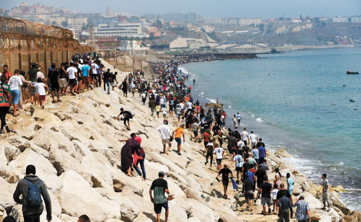 Felipe VI expresa preocupación e indignación por la crisis migratoria en Ceuta