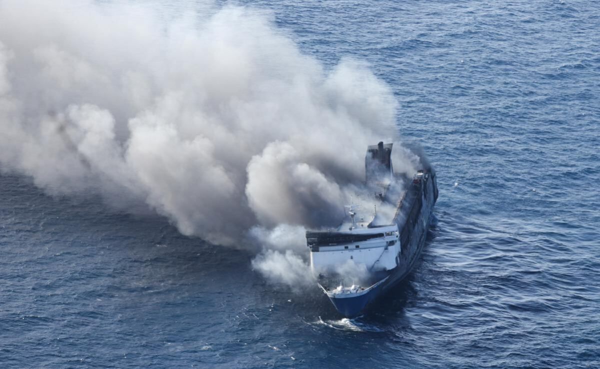 Incendio en ferry de Indonesia deja cinco muertos y 41 desaparecidos