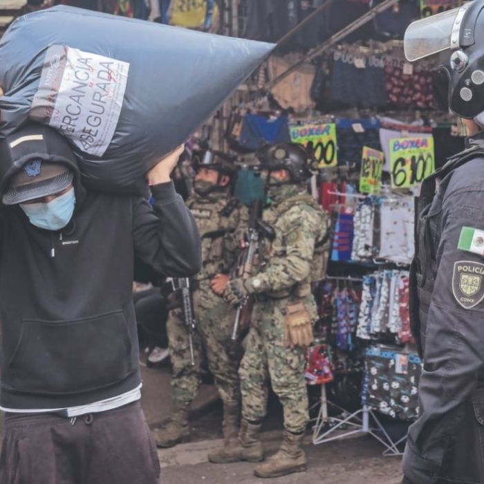 Aseguran 9 mil 18 piezas de ropa presuntamente apócrifa en Tepito