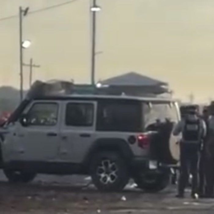 Conductora vuelca contra retén militar en General Bravo y provoca caos vial
