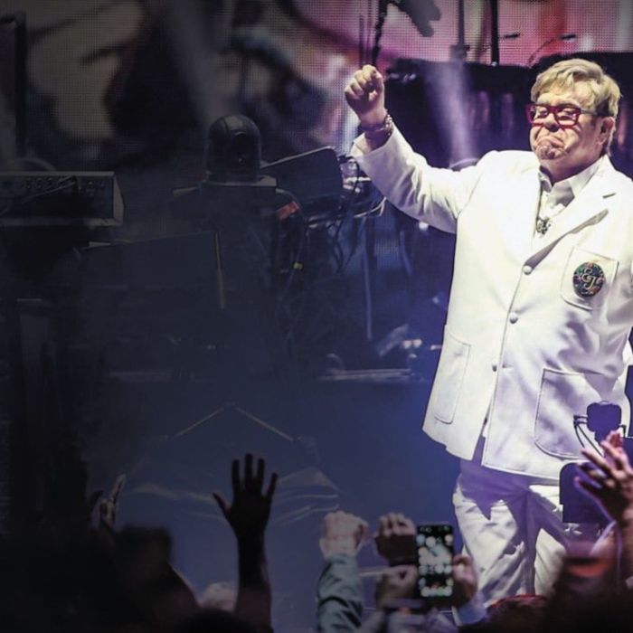 Elton John ofrece una cátedra musical en su despedida de México