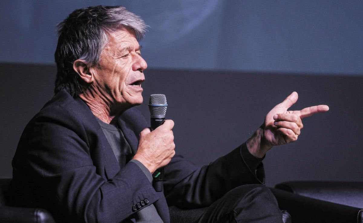 emmanuel-carrere-busca-conectar-las-historias-personales-con-la-experiencia-colectiva