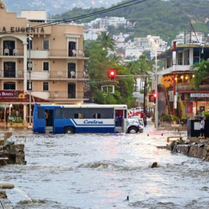 Huracán Simón provoca inundaciones, deslaves y cortes de luz en Acapulco