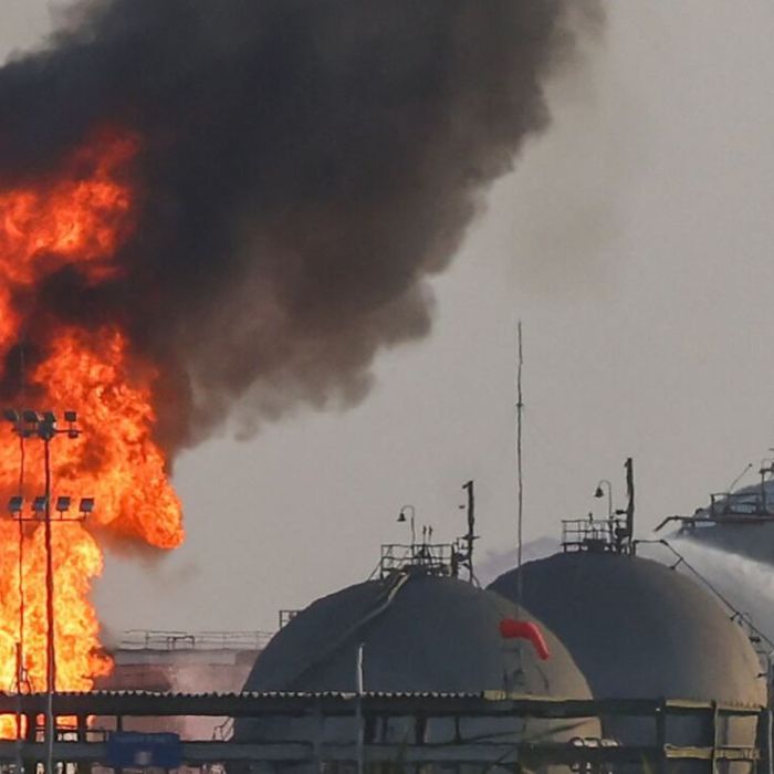 Hutíes denuncian bombardeos sauditas contra Saná mientras un incendio afecta una instalación de Aramco