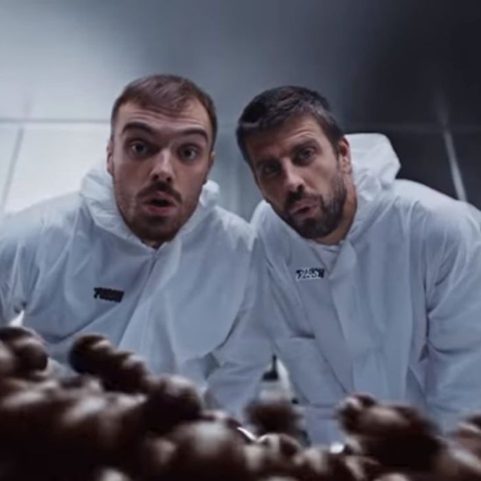 Ibai Llanos y Gerard Piqué presentan cuatro snacks de chocolate vinculados con Plesh