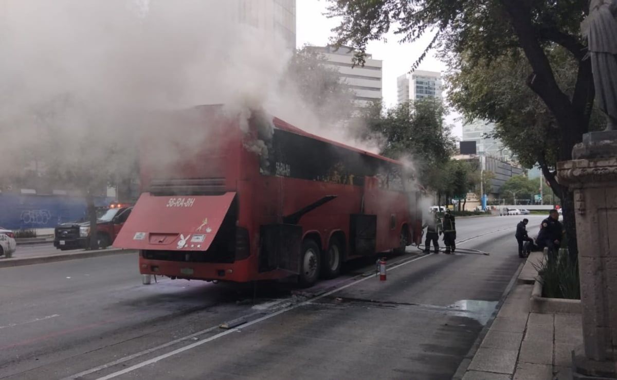 incendio-en-autobus-moviliza-a-servicios-de-emergencia-en-la-colonia-tabacalera