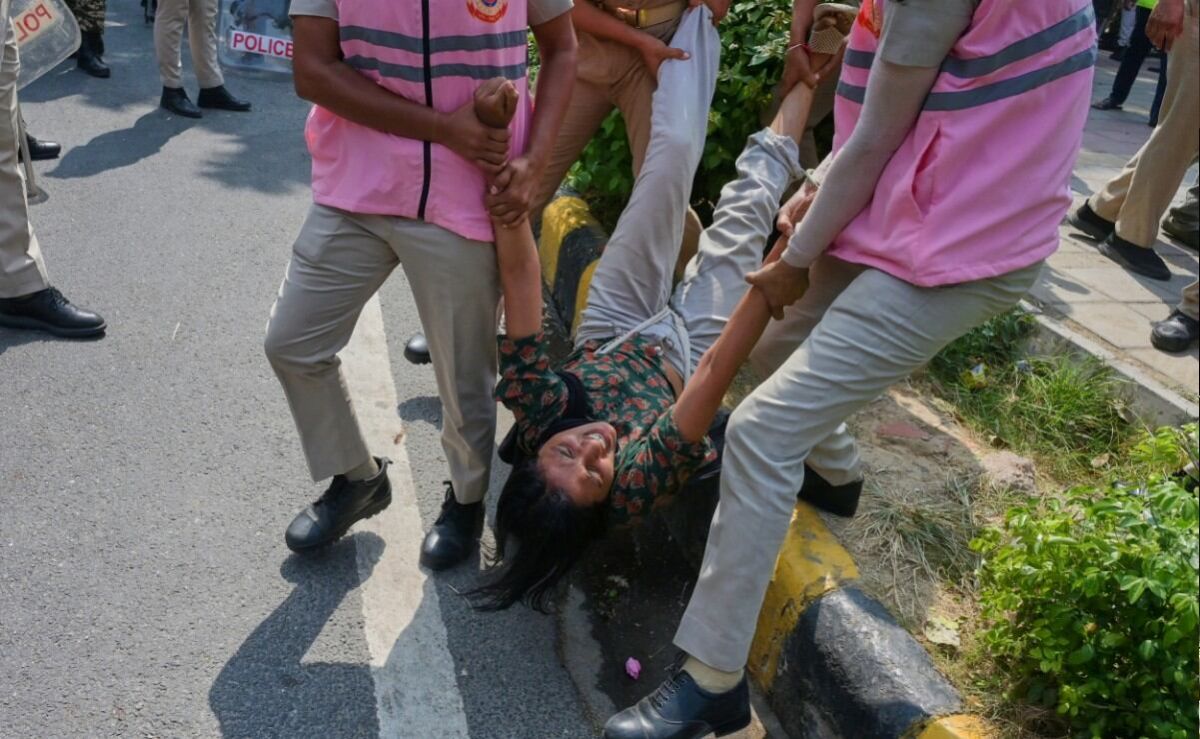 india-detiene-a-miles-de-manifestantes-durante-protestas-contra-modi-y-la-autoridad-electoral
